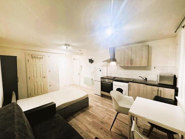 Studio for rent in London Borough of Croydon, Greater London
