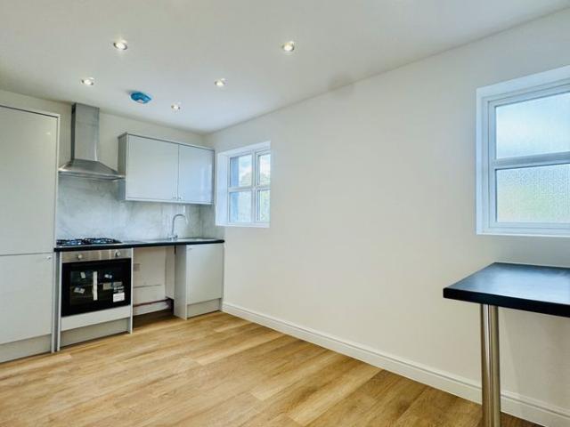 Apartment for rent in London Borough of Croydon, Purley