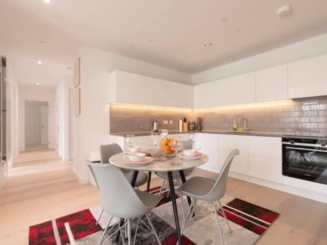Apartment for rent in Royal Wharf, Greater London