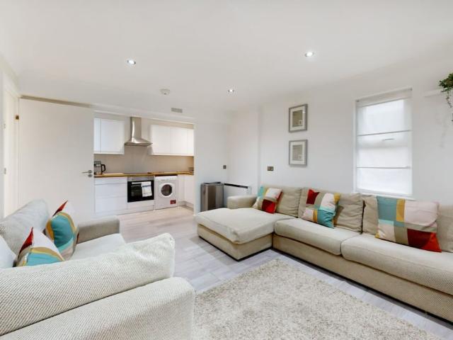 Apartment for rent in East Wick, Greater London