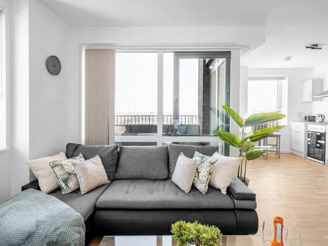 Apartment for rent in Roding Riverside, Greater London