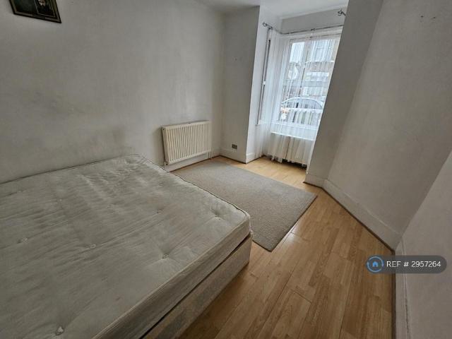 Apartment for rent in Plashet, Greater London