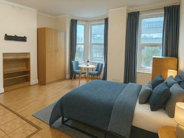 House for rent in College Park, Greater London