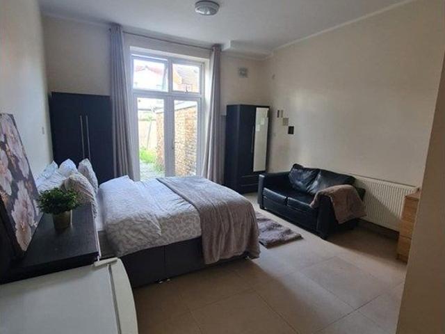 Room for rent in Cricklewood, Greater London