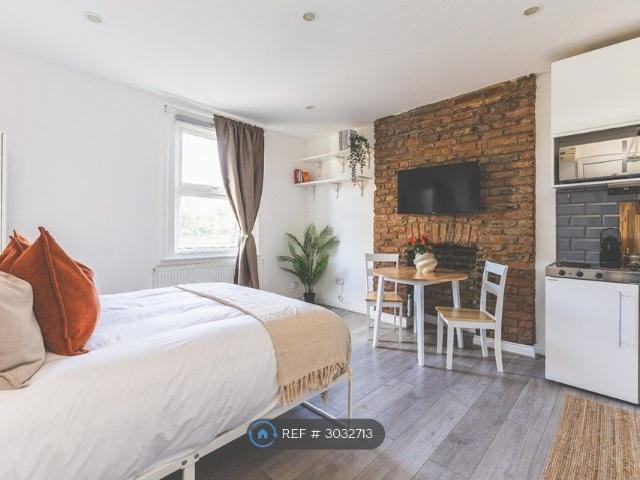 Studio for rent in Kilburn, Greater London
