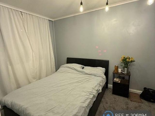 Apartment for rent in Surrey Lane Estate, Greater London