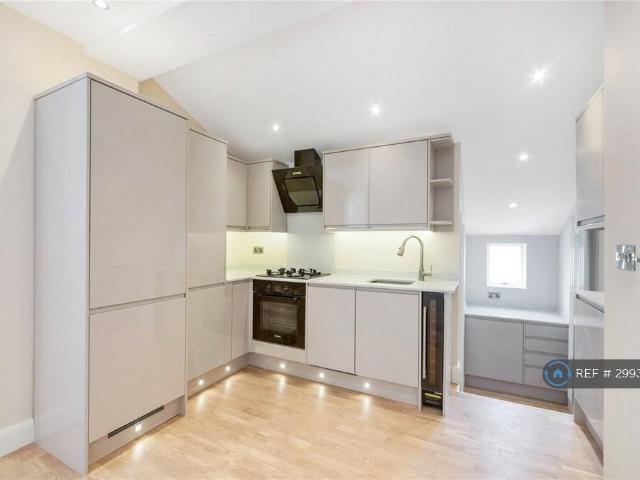 Apartment for rent in Summerstown, Greater London