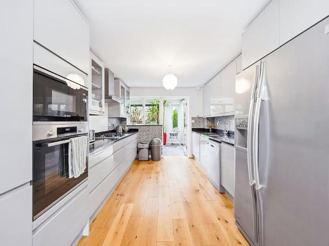 Apartment for rent in Brownswood Park, Greater London