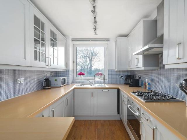 Apartment for rent in Shepherd's Hill, Greater London