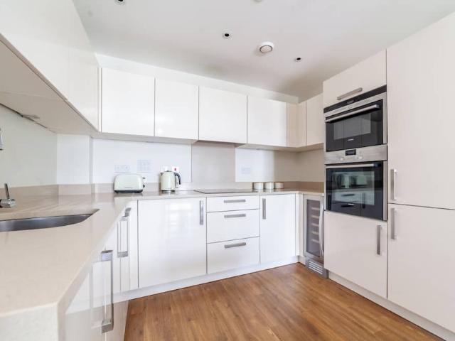 Apartment for rent in Queensland Road, Greater London