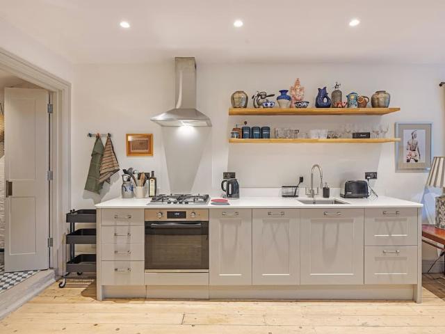 Apartment for rent in Brondesbury Park, Greater London