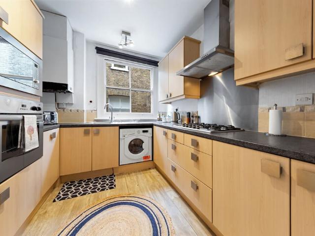 Apartment for rent in Brondesbury Park, Greater London