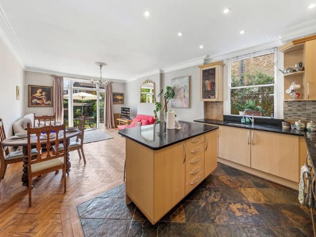 Apartment for rent in Brondesbury Park, Greater London
