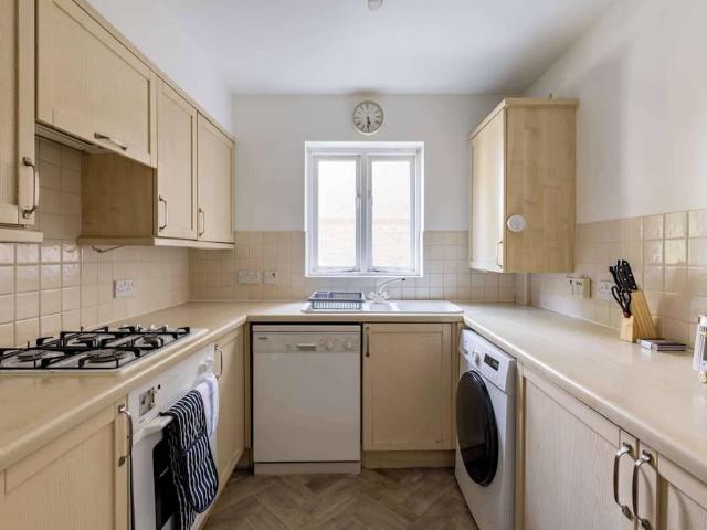 Apartment for rent in Brondesbury Park, Greater London