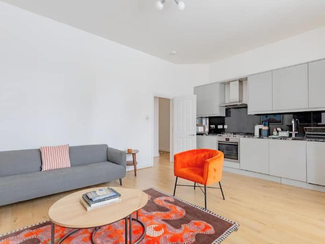 Apartment for rent in Brondesbury Park, Greater London