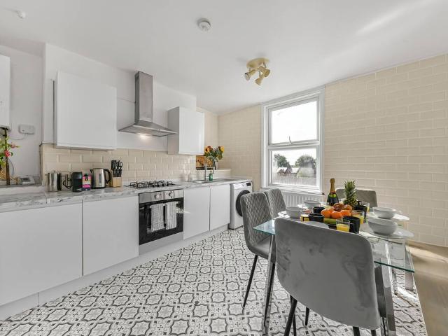Apartment for rent in Brondesbury Park, Greater London