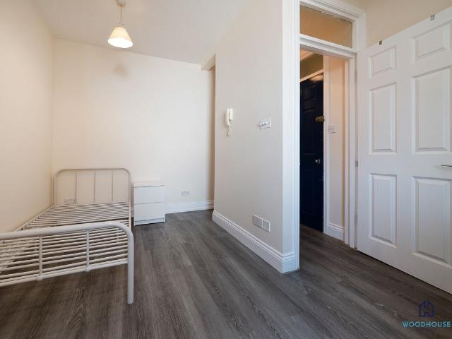 Studio for rent in Queen's Park, Greater London
