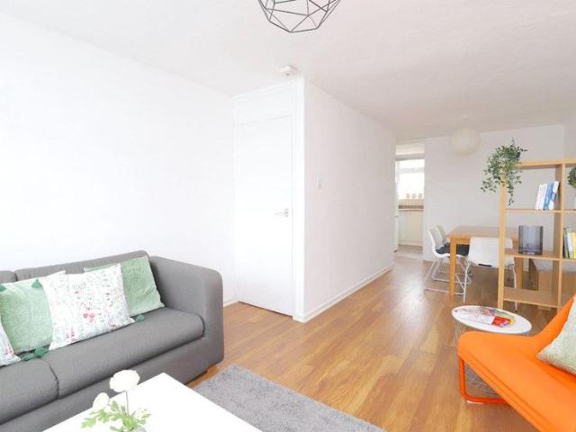 Townhouse for rent in Berrick Salome, Oxfordshire