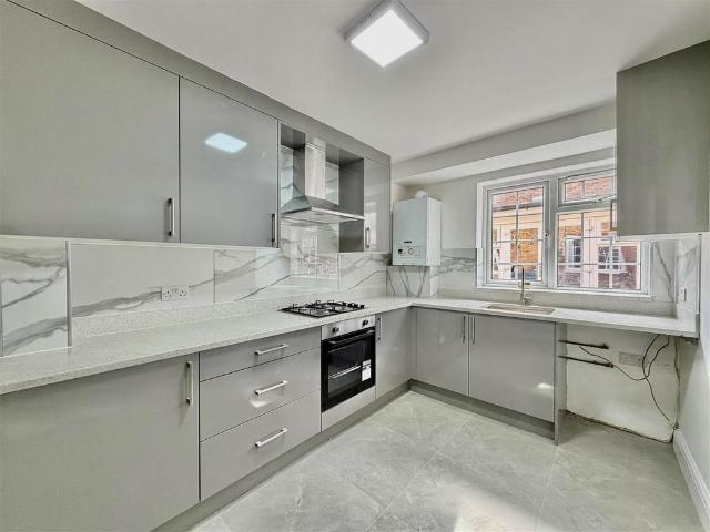 Apartment for rent in Lower Halliford, Surrey