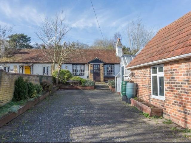 House for rent in Heol-las, Surrey