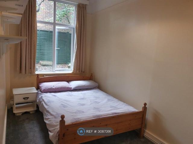 Room for rent in Bagshot, Surrey Heath