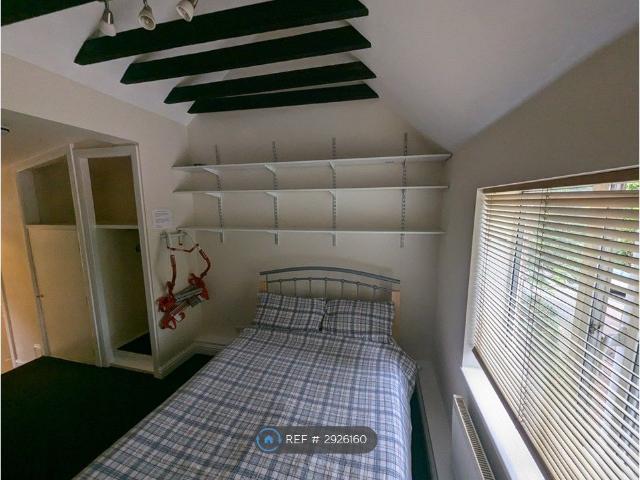 Room for rent in Heol-las, Surrey