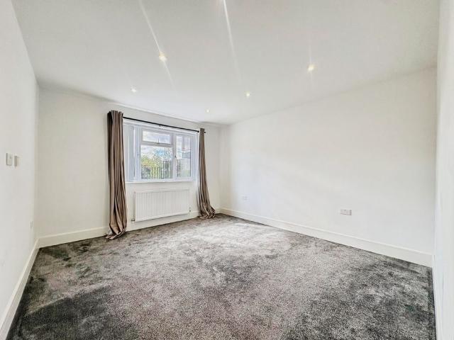 Apartment for rent in Old Dean, Heol-las