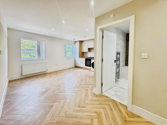 Apartment for rent in Old Dean, Heol-las