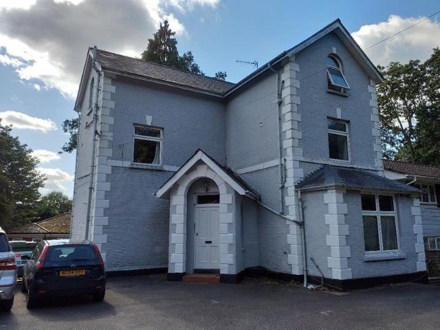 Room for rent in Old Dean, Heol-las