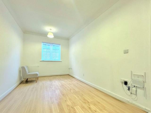 Apartment for rent in Old Dean, Heol-las