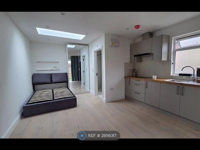House for rent in Stoneleigh, Ewell