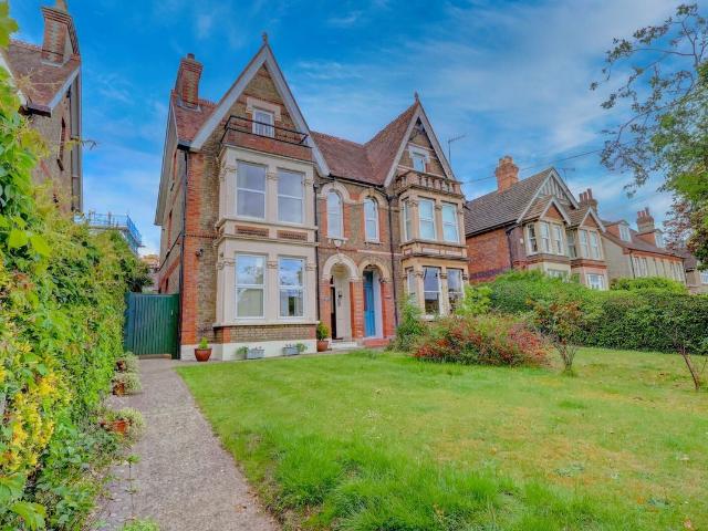 Apartment for rent in Totteridge, Cressex