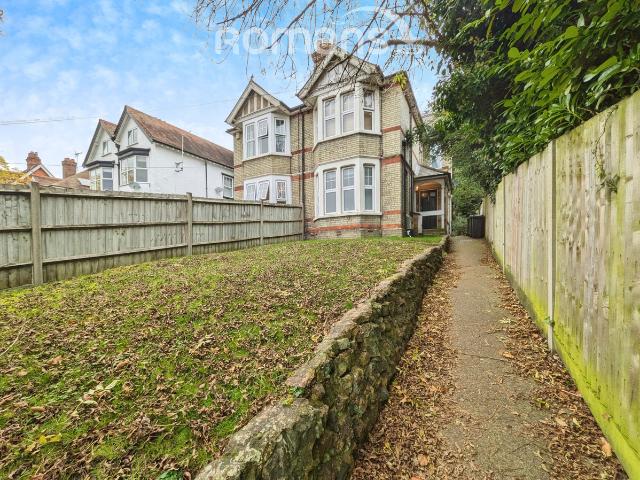 Apartment for rent in Totteridge, Cressex
