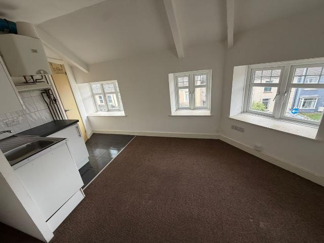Studio for rent in Cimla, Neath