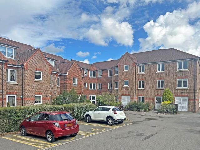 Apartment for rent in Redhill, Reigate and Banstead