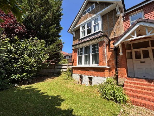 Apartment for rent in Redhill, Reigate and Banstead