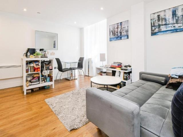 Apartment for rent in Rush Green, Greater London