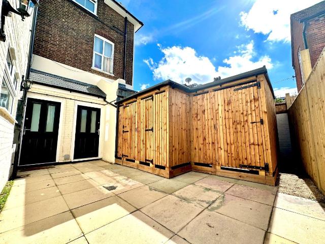 Apartment for rent in Southborough, Sandown Park