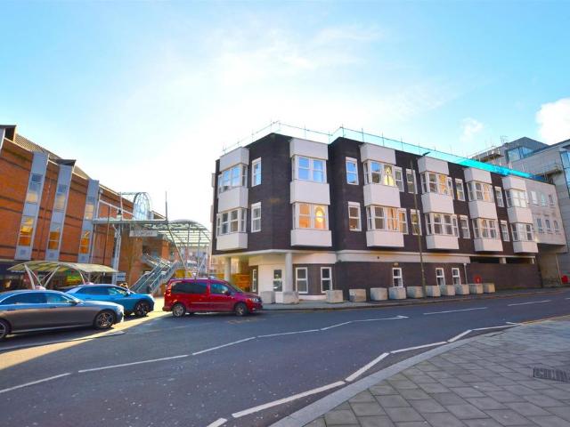Apartment for rent in Redhill, Reigate and Banstead