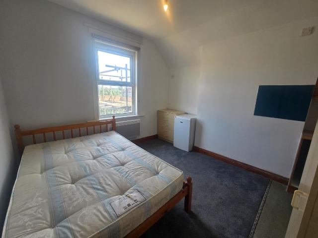 Studio for rent in London Borough of Merton, Collier's Wood