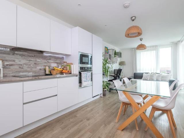Apartment for rent in Greenland Place, Greater London