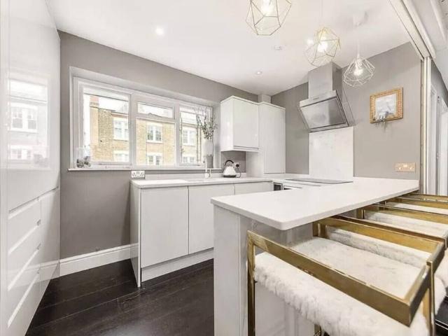 Apartment for rent in Lot's Village, Greater London
