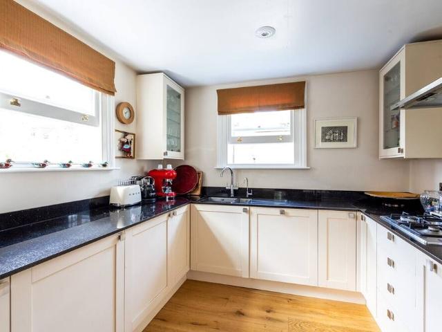 House for rent in Lot's Village, Greater London