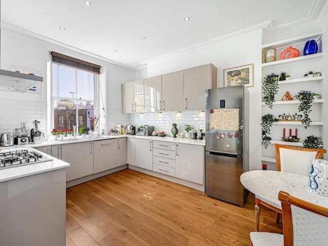 Apartment for rent in Lot's Village, Greater London