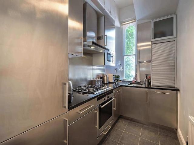 Apartment for rent in Lot's Village, Greater London