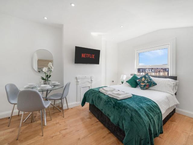 Apartment for rent in Furzedown, Greater London