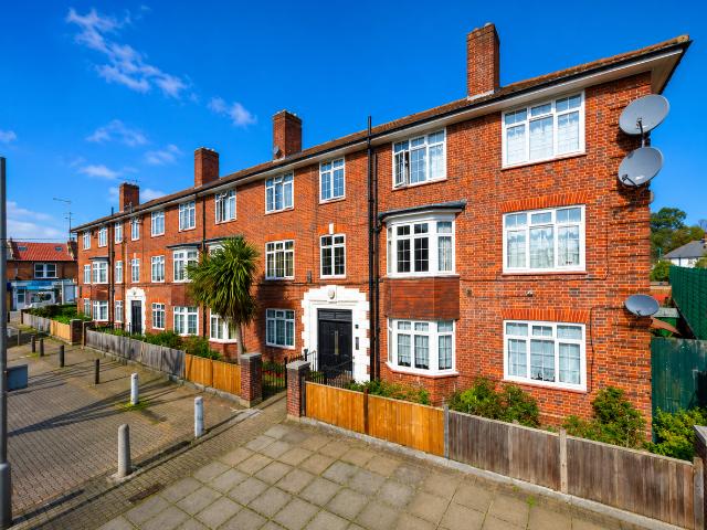Apartment for rent in Summerstown, Greater London