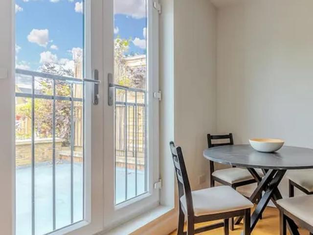 Apartment for rent in Southfields, Greater London
