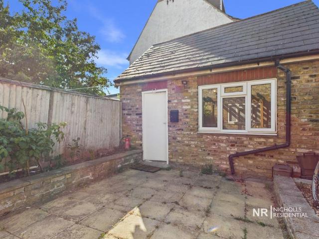 Apartment for rent in London Borough of Merton, Collier's Wood