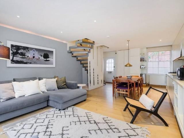 House for rent in Lot's Village, Greater London